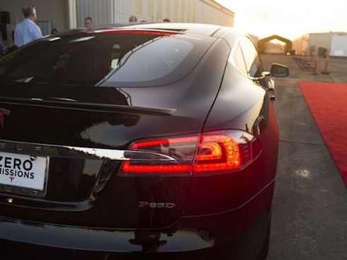 Озвучена цена электромобиля Tesla Model S P85D