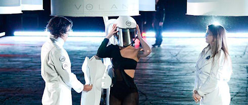 Леди Гага взлетела в платье Volantis Леди Гага взлетела в платье Volantis