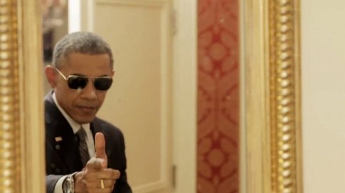 Барак Обама кривляется перед зеркалом и пользуется «селфи стиком» (ВИДЕО)