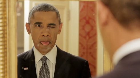 Барак Обама кривляется перед зеркалом и пользуется «селфи стиком» (ВИДЕО)