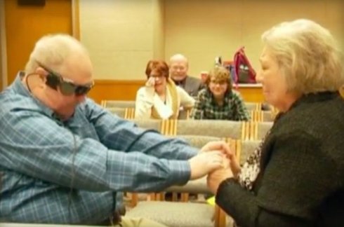 Бионический глаз позволил слепому мужчине увидеть жену