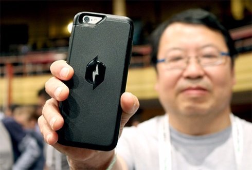 Чехол для iPhone 6, который заряжает смартфон Чехол для iPhone 6, который заряжает смартфон