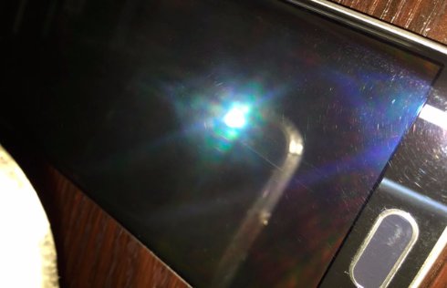 Флагман Samsung огорчил пользователей царапинами на дисплее Флагман Samsung огорчил пользователей царапинами на дисплее