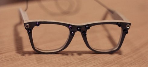 Компания AVG представила очки, делающие человека невидимым для фотокамер