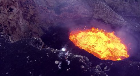 Квадрокоптеры помогли изучить жерло вулкана (ВИДЕО)