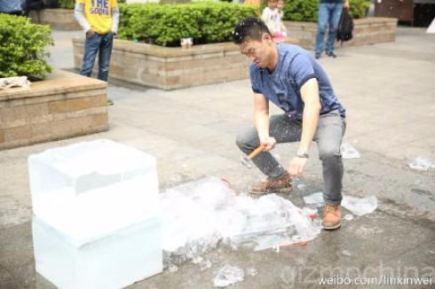 Молоток помог китайцу заполучить замурованный в лёд смартфон