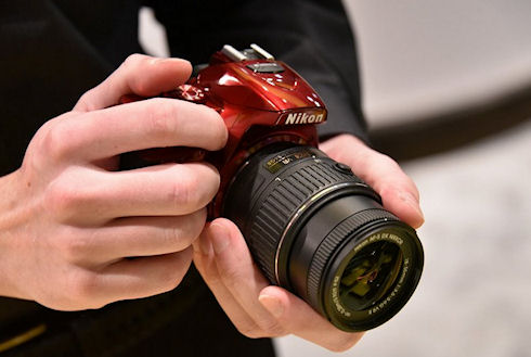 Nikon презентовала фотокамеру с поворотным сенсорным экраном