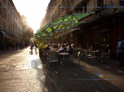 Парижские кафе оснастят экологичными солнечными зонтиками
