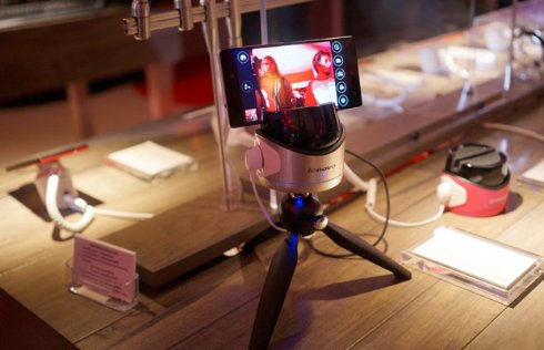 Робот Fiebot от Lenovo поможет в создании селфи-снимков