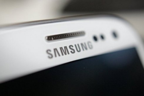 Samsung снабдит Galaxy S6 стеклянной задней панелью и металлической рамкой