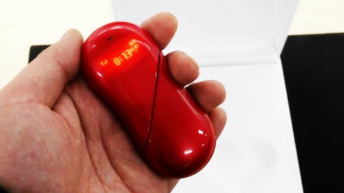Оригинальная новинка от японцев - мобильный телефон в форме сердца