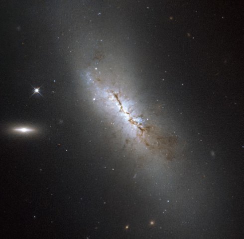 Телескоп Хаббл заснял невидимую галактику с перемычкой