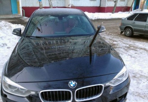 В России «Чингачгук» метнул лом в припаркованный Бумер