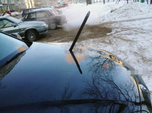 В России «Чингачгук» метнул лом в припаркованный Бумер