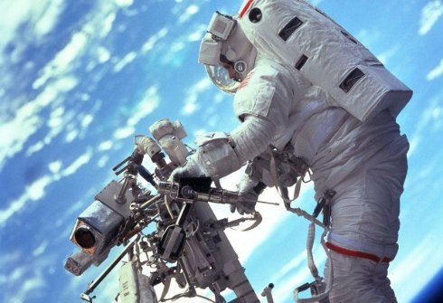 В шлем астронавта NASA попала вода
