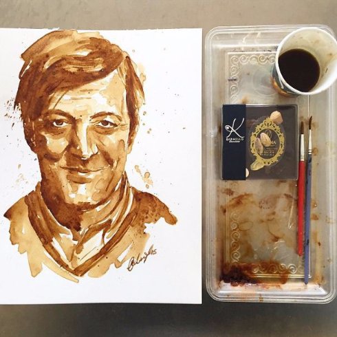 Художница рисует картины, используя кофе вместо красок