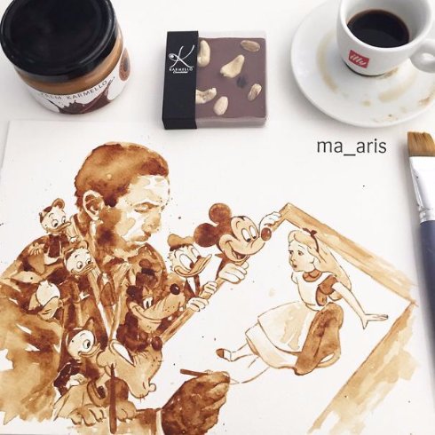 Художница рисует картины, используя кофе вместо красок