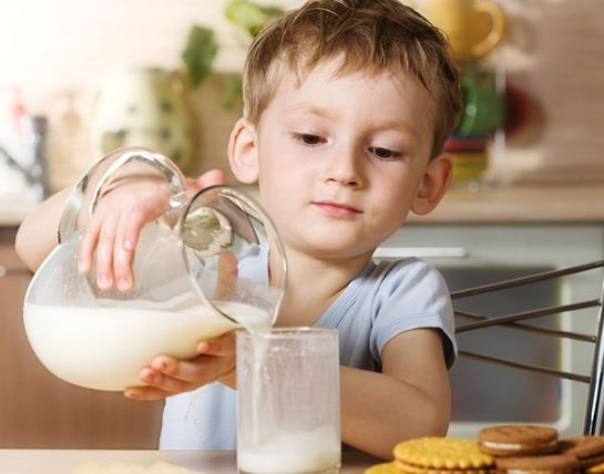 Чтобы у ребенка не было ожирения, ему следует давать молоко